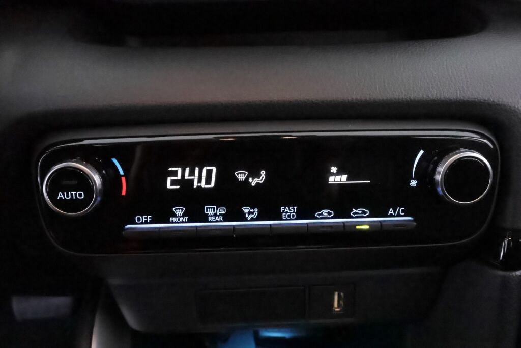 Toyota Yaris 2023 Punainen