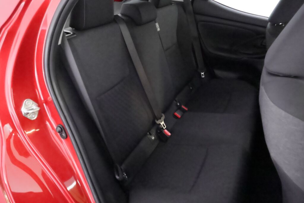 Toyota Yaris 2023 Punainen