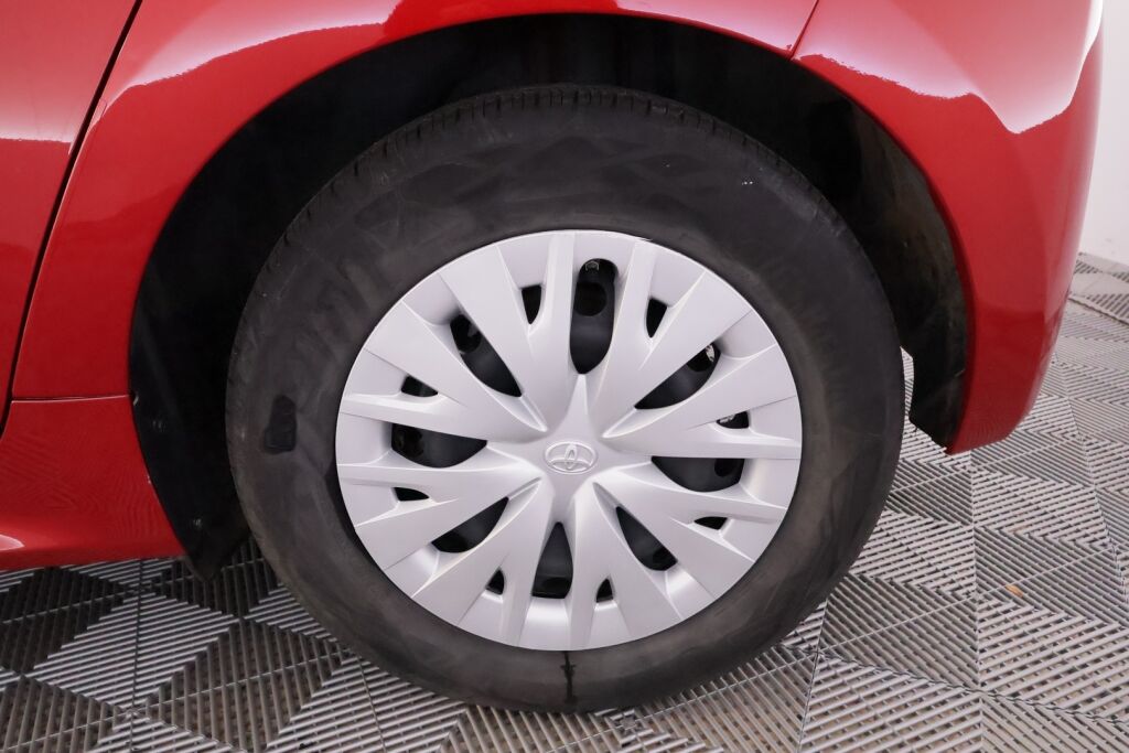 Toyota Yaris 2023 Punainen