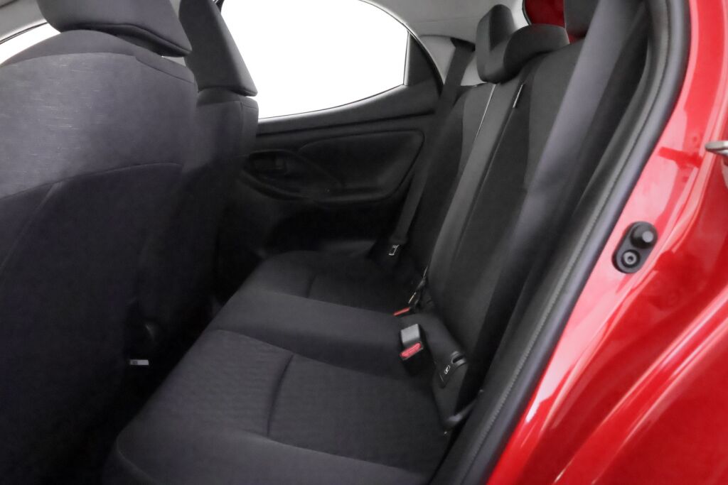 Toyota Yaris 2023 Punainen