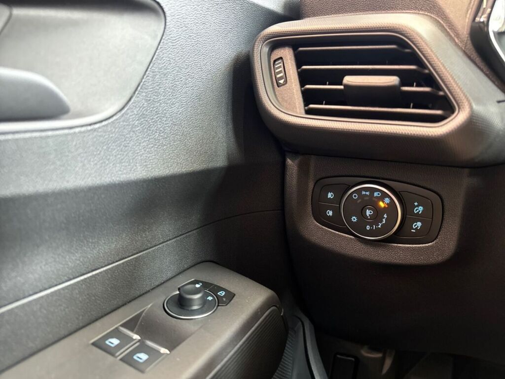 Ford Transit Courier 2026 Musta