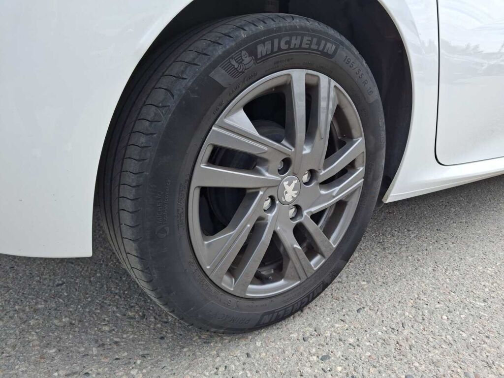 Peugeot 208 2021 Valkoinen