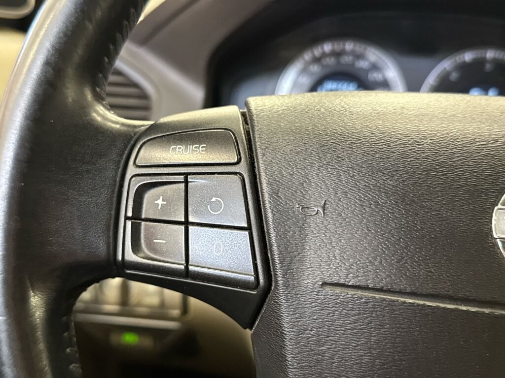 Volvo XC60 2009 Musta