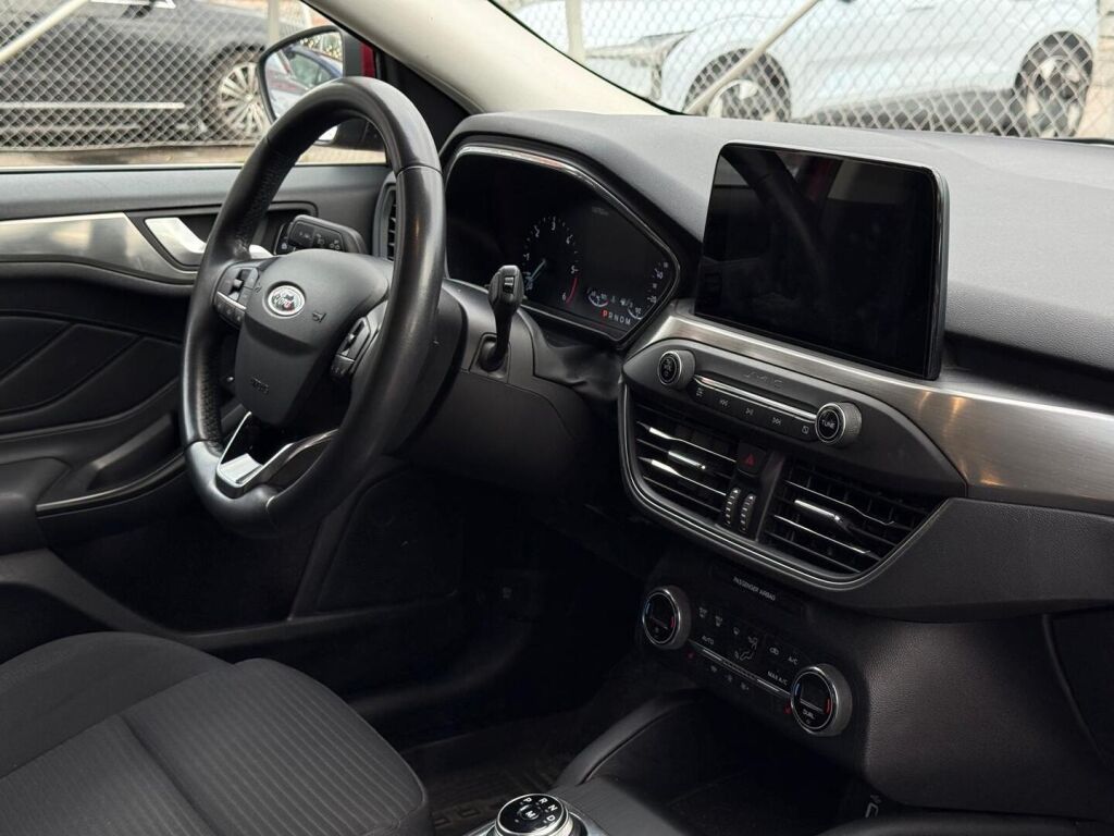 Ford Focus 2019 Punainen