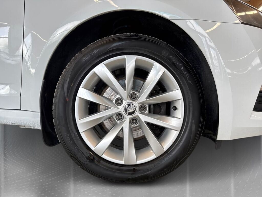 Skoda Octavia 2019 Valkoinen
