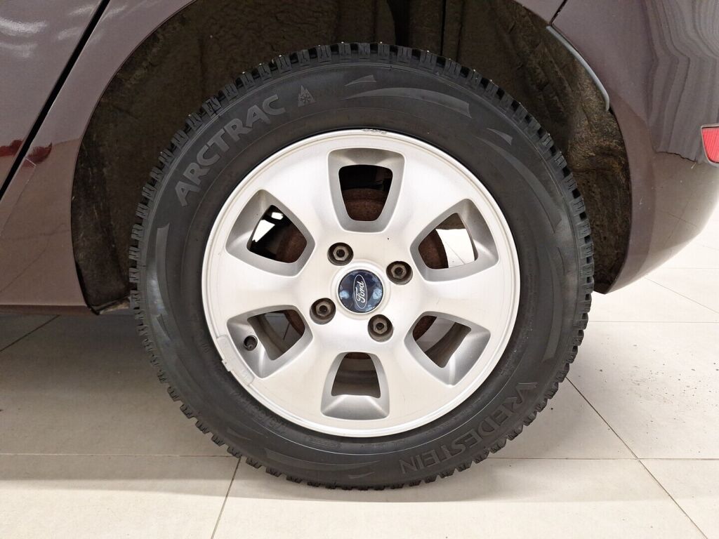 Ford Fiesta 2010 Punainen