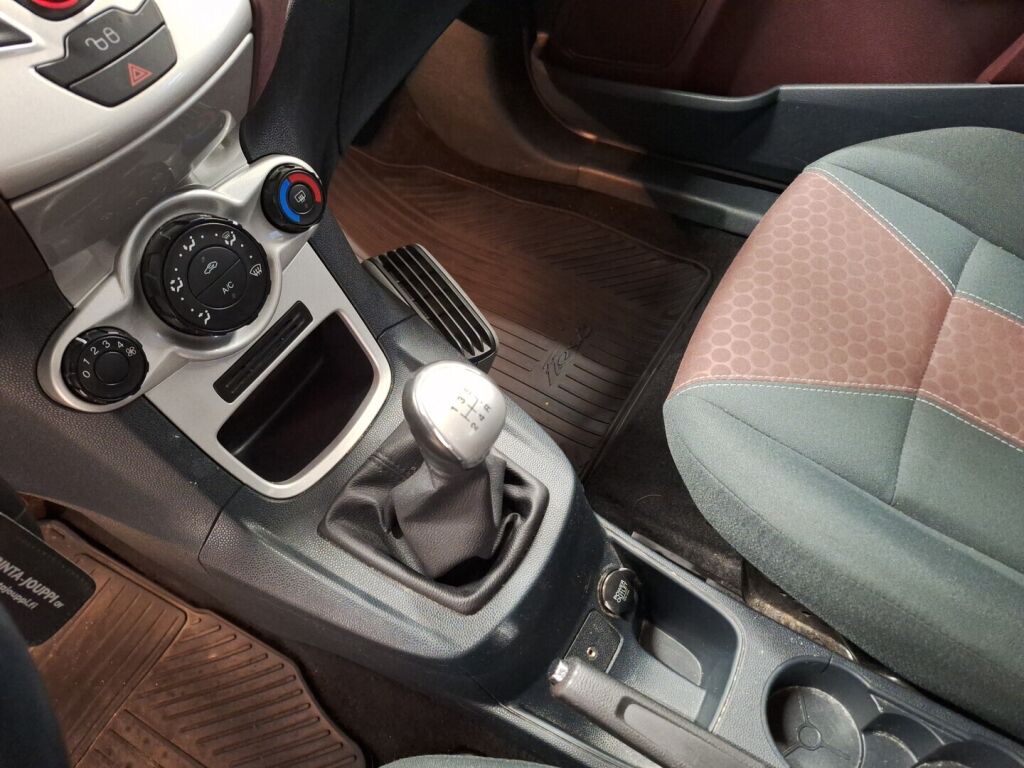 Ford Fiesta 2010 Punainen