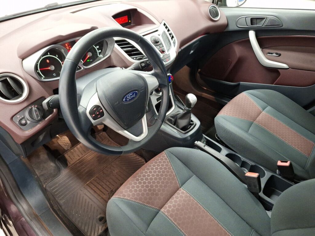 Ford Fiesta 2010 Punainen