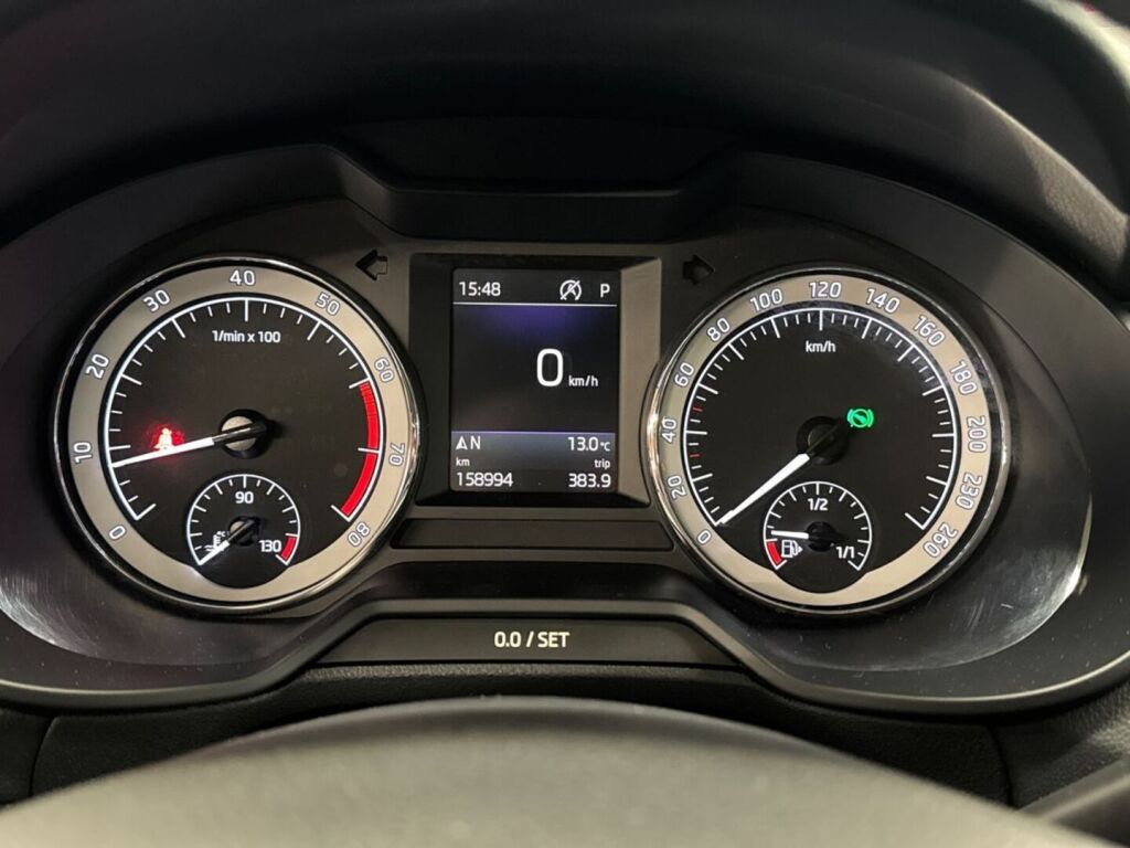 Skoda Octavia 2019 Metallinhohto Harmaa