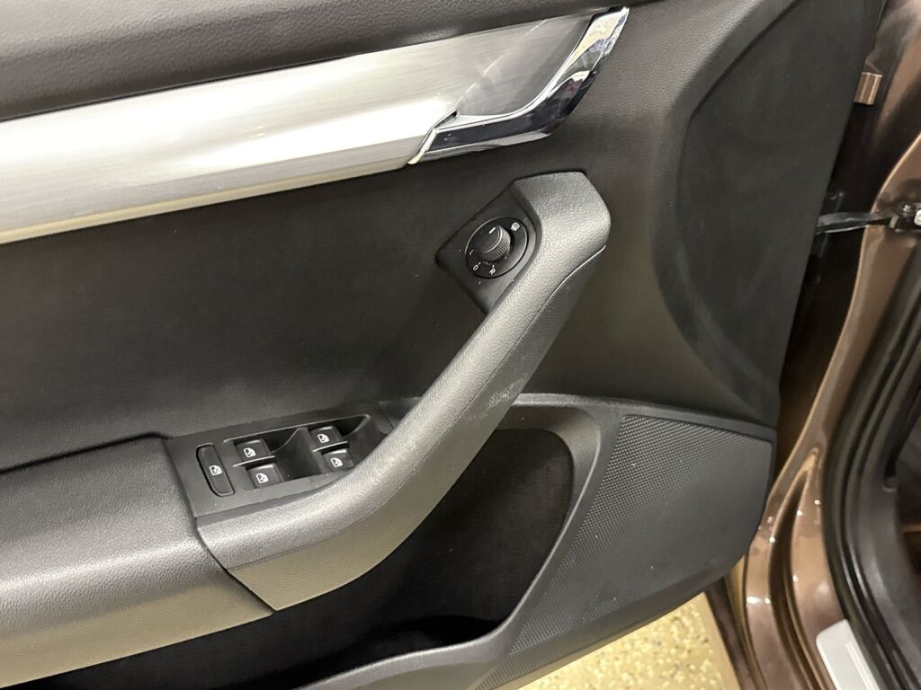 Skoda Octavia 2019 Ruskea (beige)