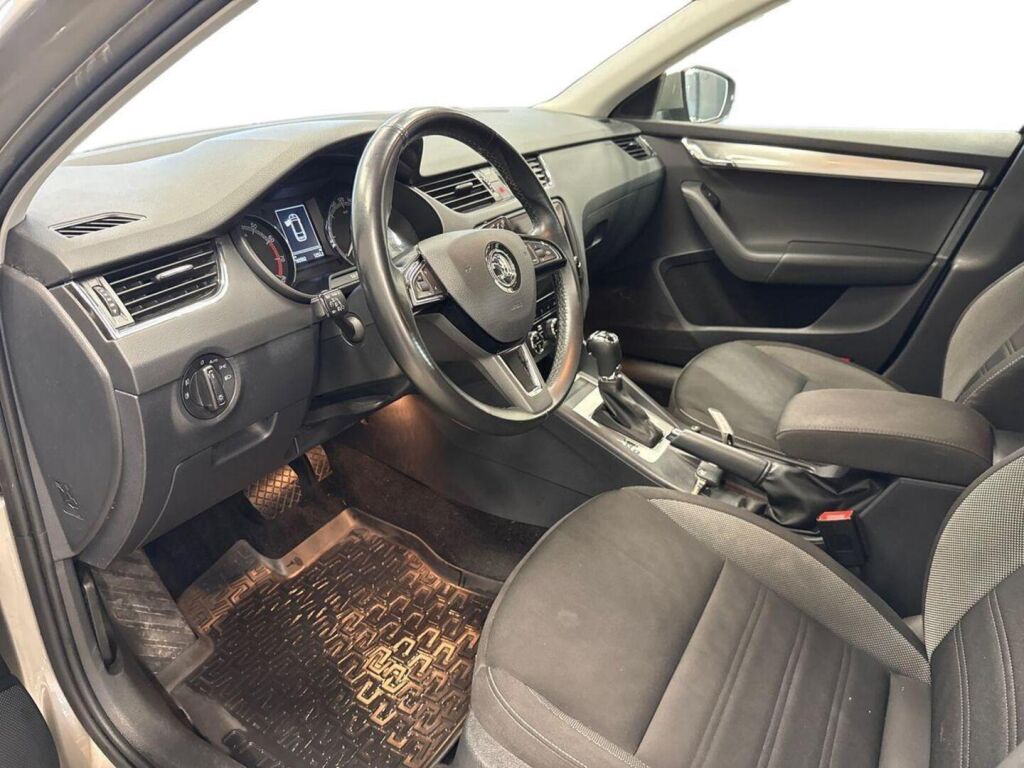 Skoda Octavia 2019 Ruskea (beige)