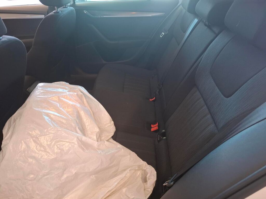 Skoda Octavia 2019 Valkoinen