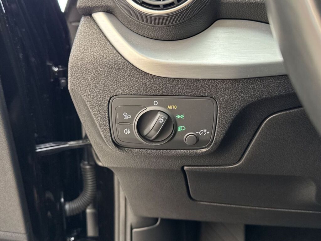 Audi Q2 2020 Musta