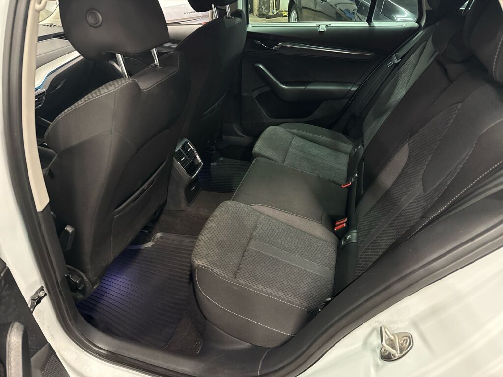 Skoda Octavia 2021 Valkoinen