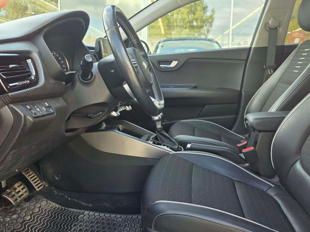 Kia Rio 2021 Musta