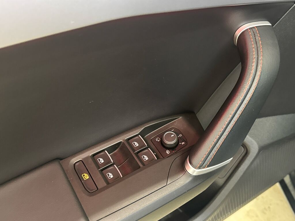 Seat Leon 2021 Harmaa