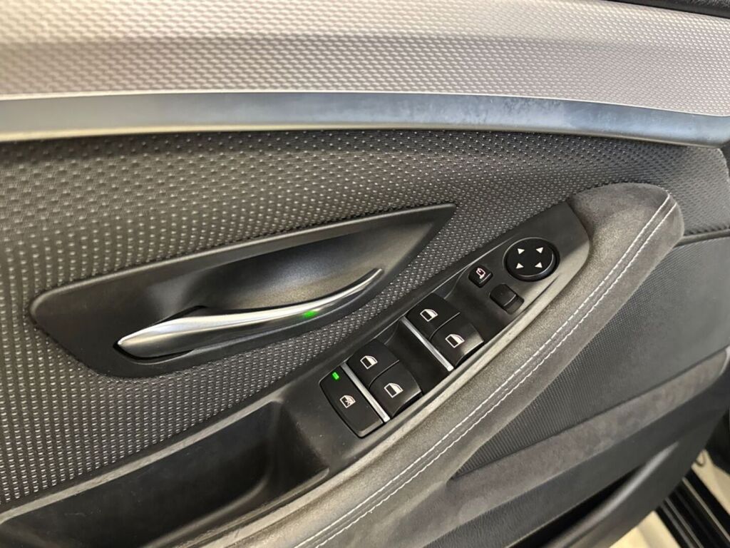 BMW 520 2012 Musta