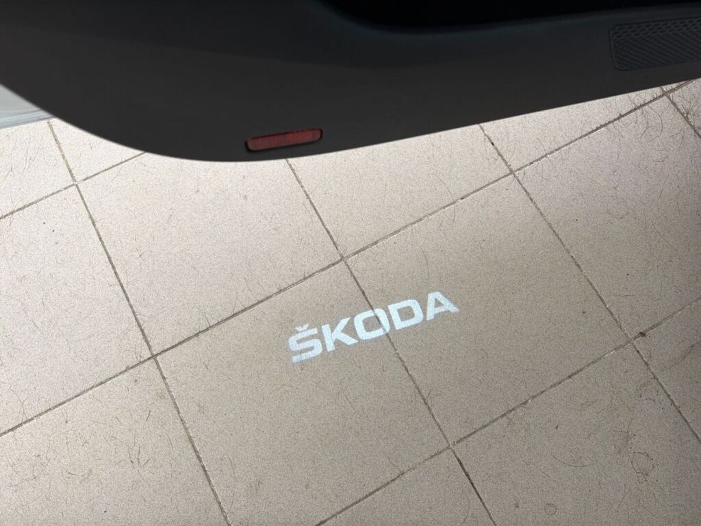 Skoda Octavia 2021 Valkoinen