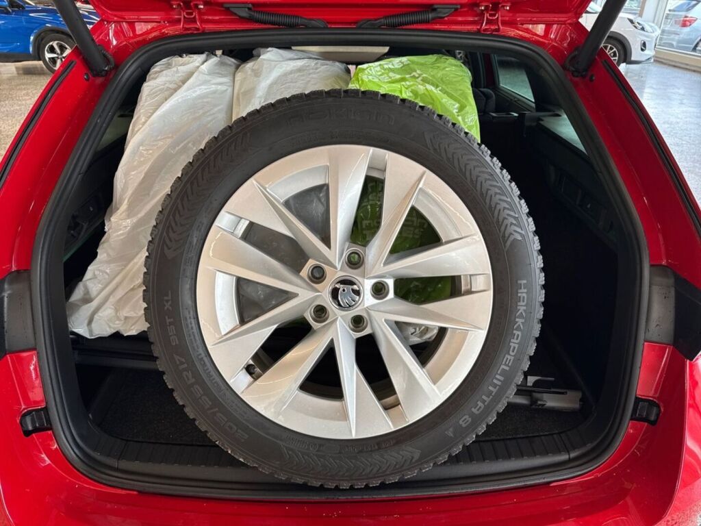 Skoda Octavia 2021 Punainen