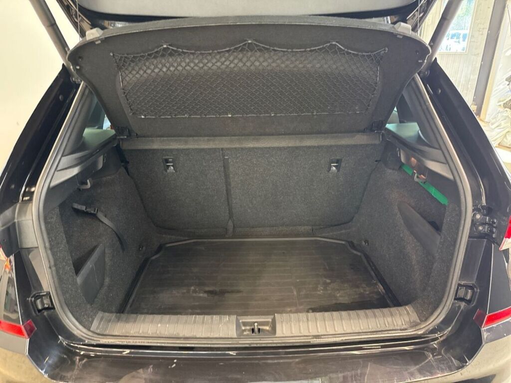 Skoda Kamiq 2022 Musta