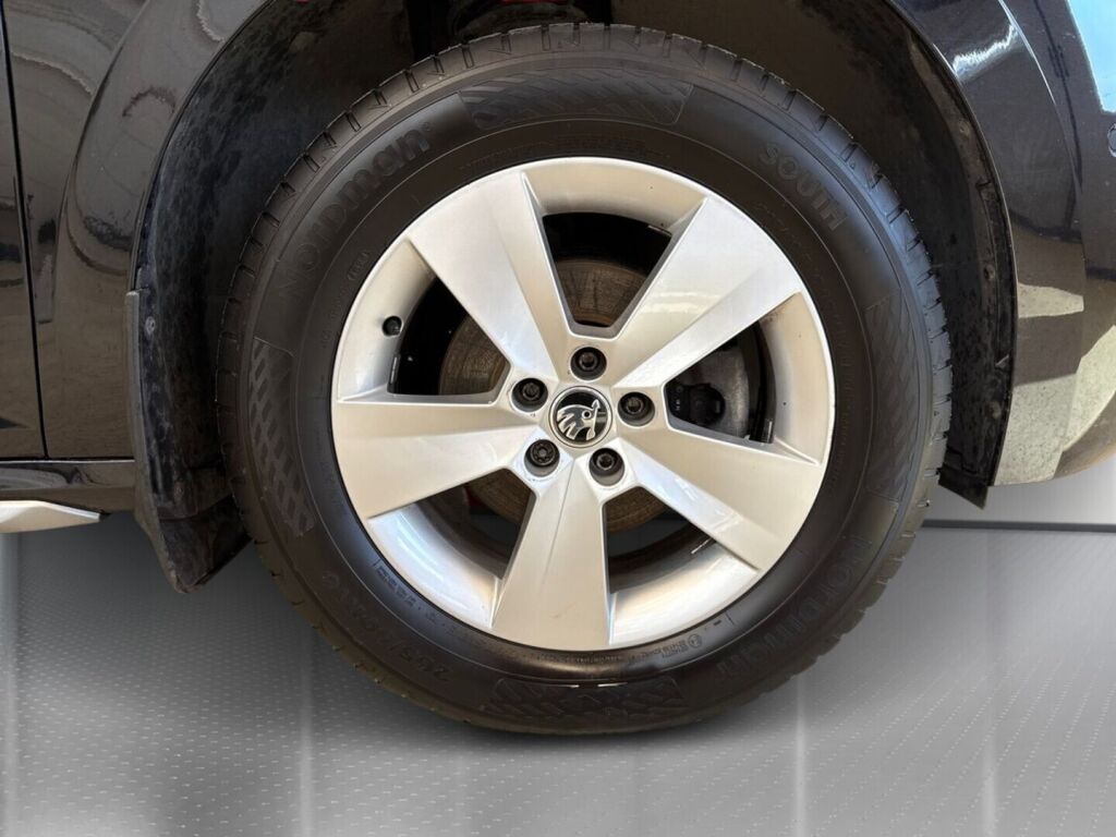Skoda Kamiq 2022 Musta