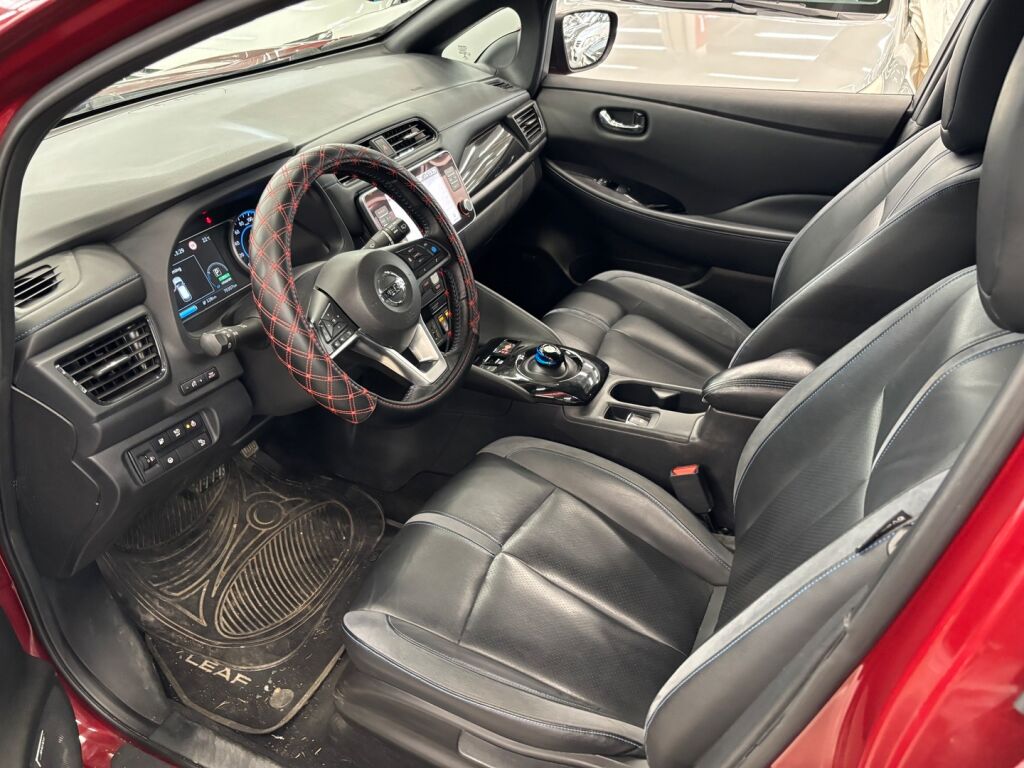 Nissan Leaf 2021 Punainen