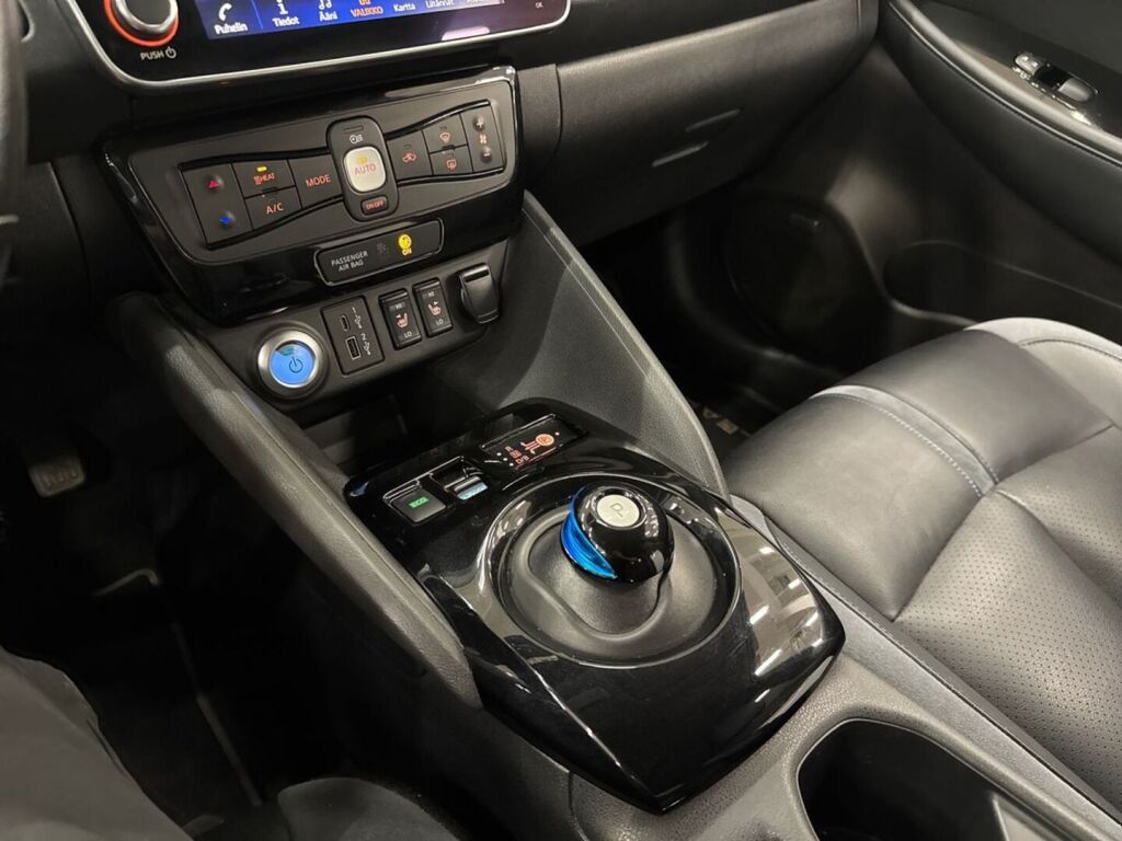 Nissan Leaf 2021 Punainen