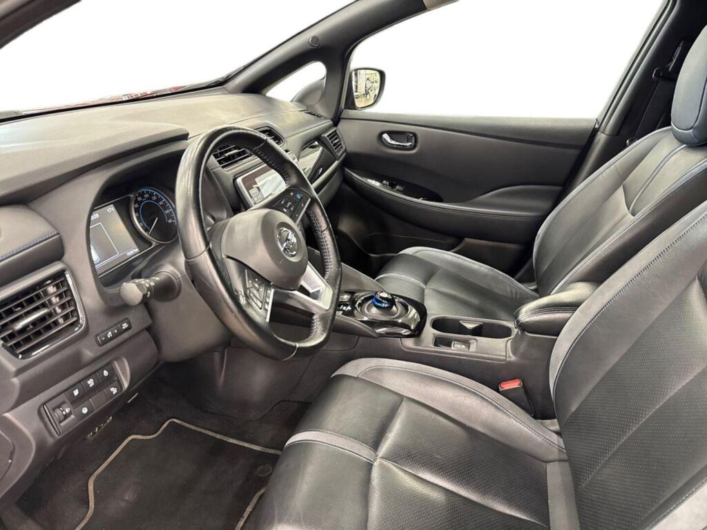 Nissan Leaf 2021 Punainen