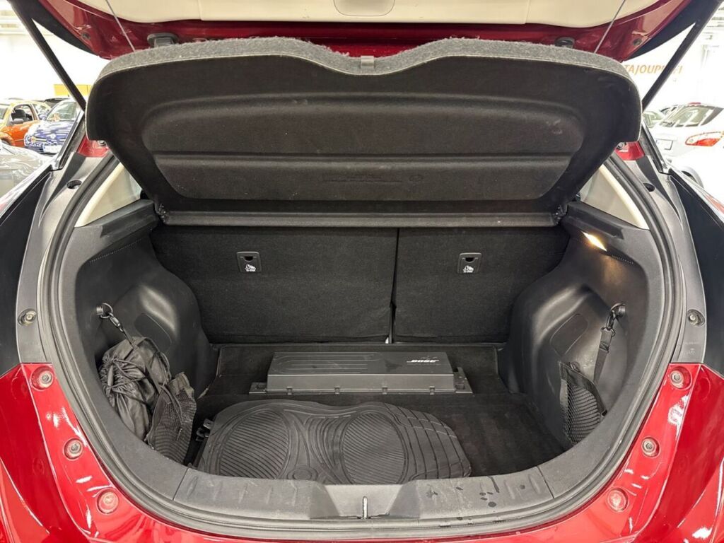 Nissan Leaf 2021 Punainen