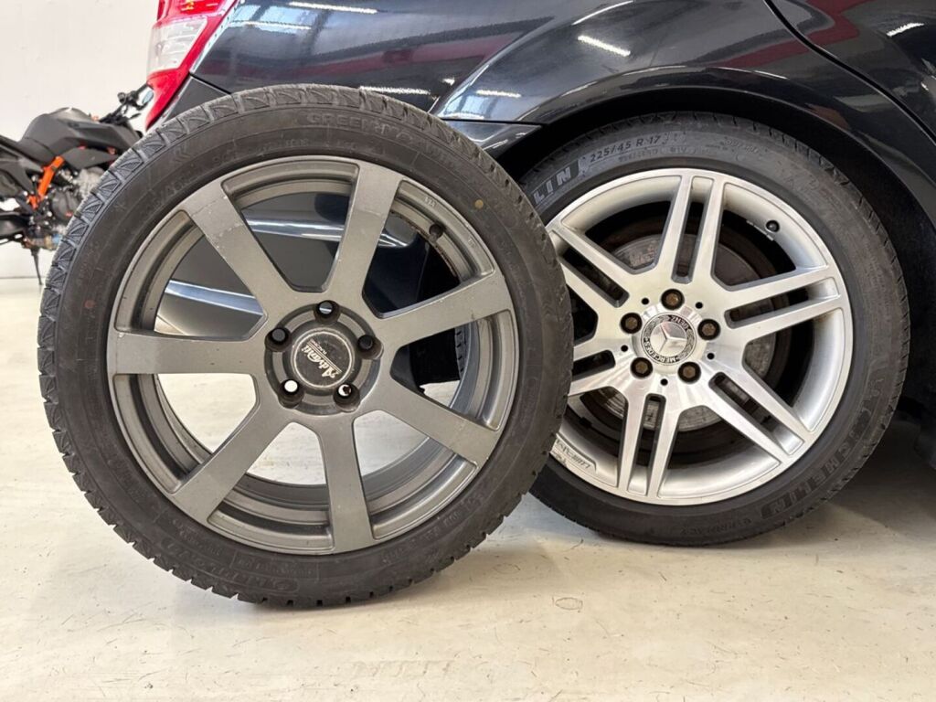 Mercedes-Benz C 2011 Musta
