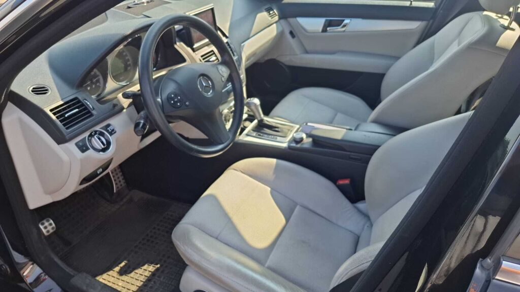 Mercedes-Benz C 2011 Musta