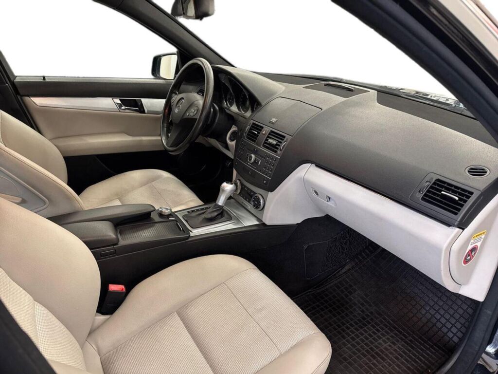 Mercedes-Benz C 2011 Musta
