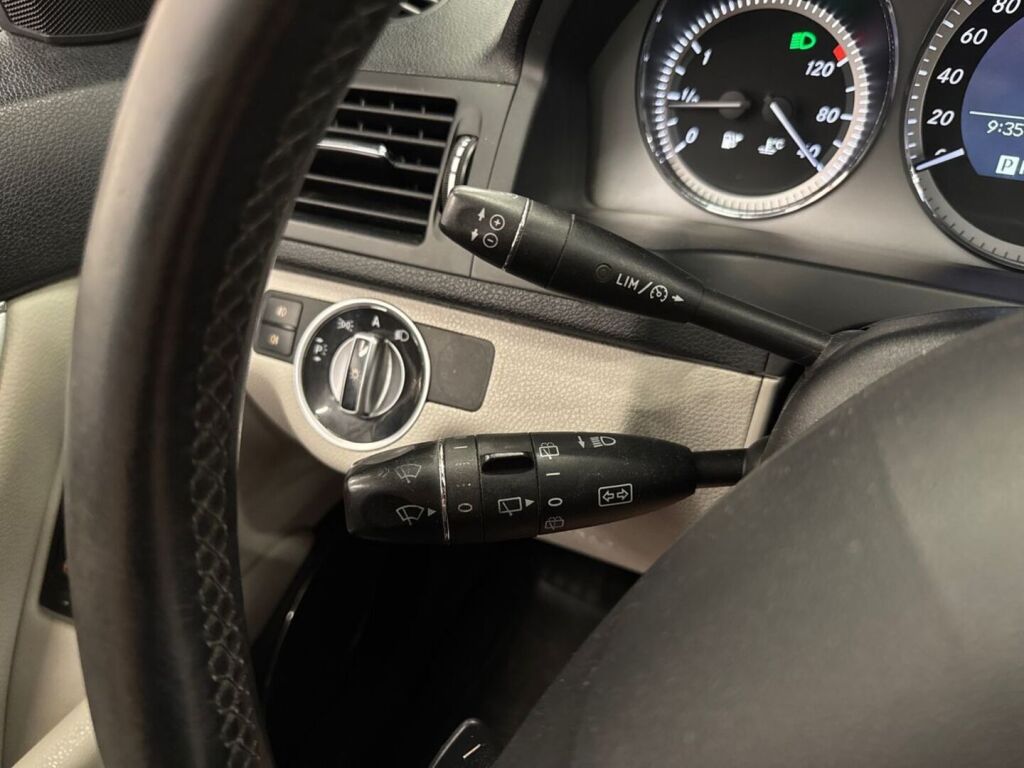 Mercedes-Benz C 2011 Musta