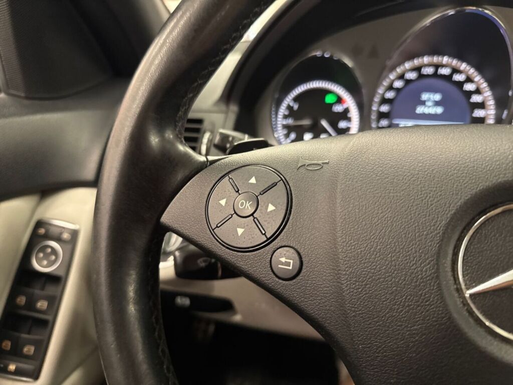 Mercedes-Benz C 2011 Musta