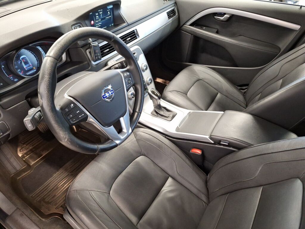 Volvo V70 2016 Musta