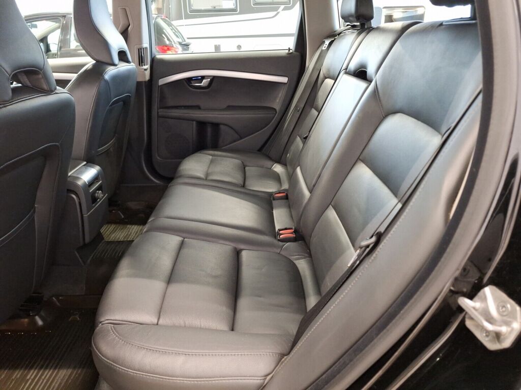 Volvo V70 2016 Musta