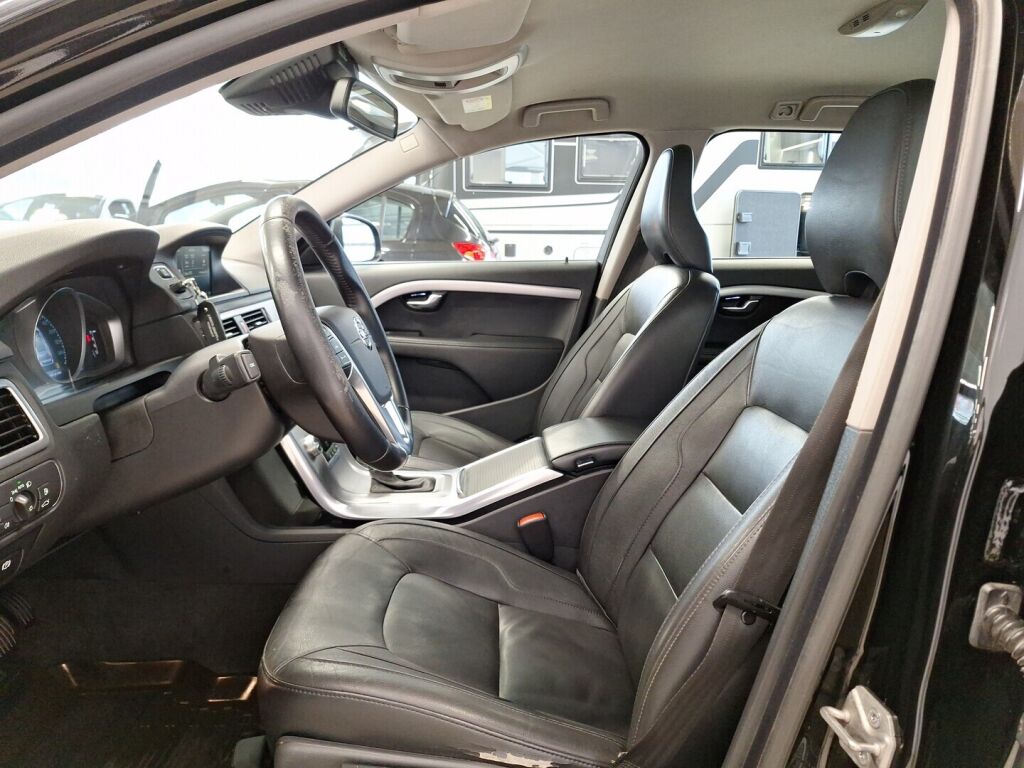 Volvo V70 2016 Musta