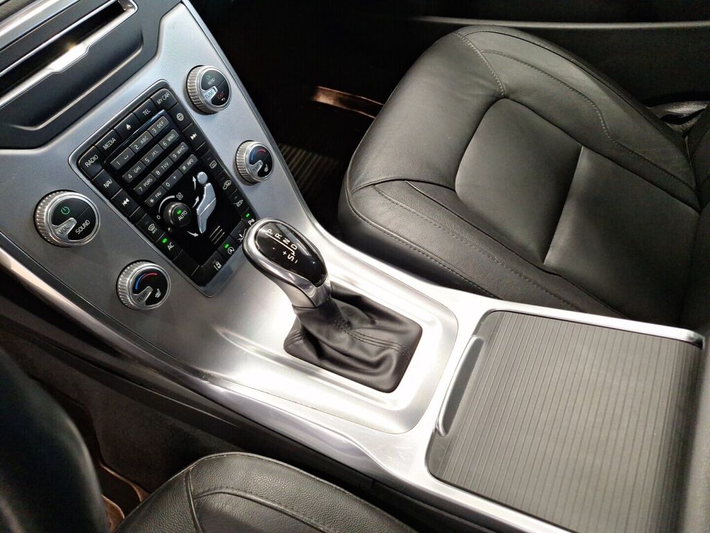 Volvo V70 2016 Musta