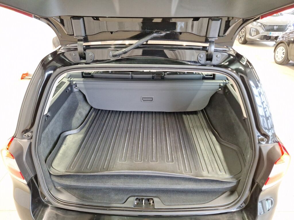 Volvo V70 2016 Musta