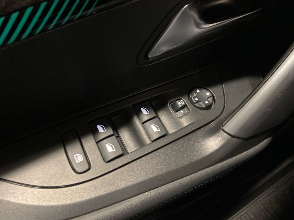 Peugeot 2008 2021 Oranssi