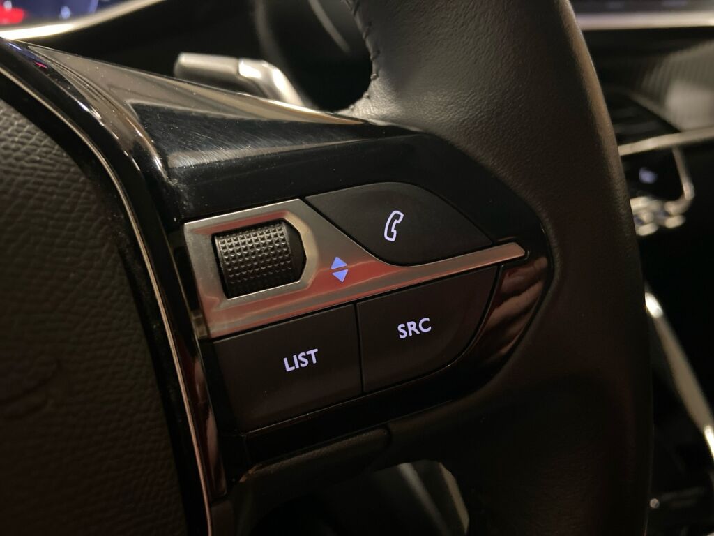 Peugeot 2008 2021 Oranssi