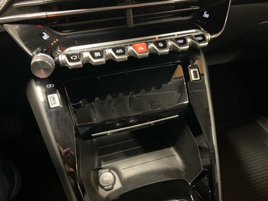 Peugeot 2008 2021 Oranssi