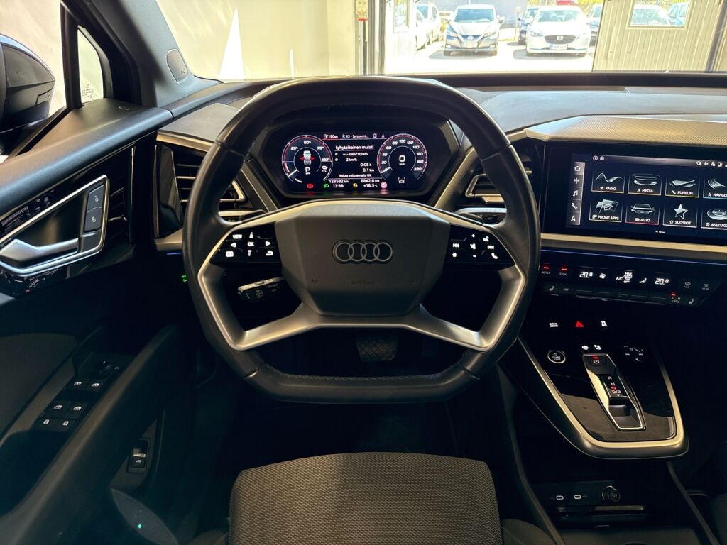 Audi Q4 e-tron 2022 Musta