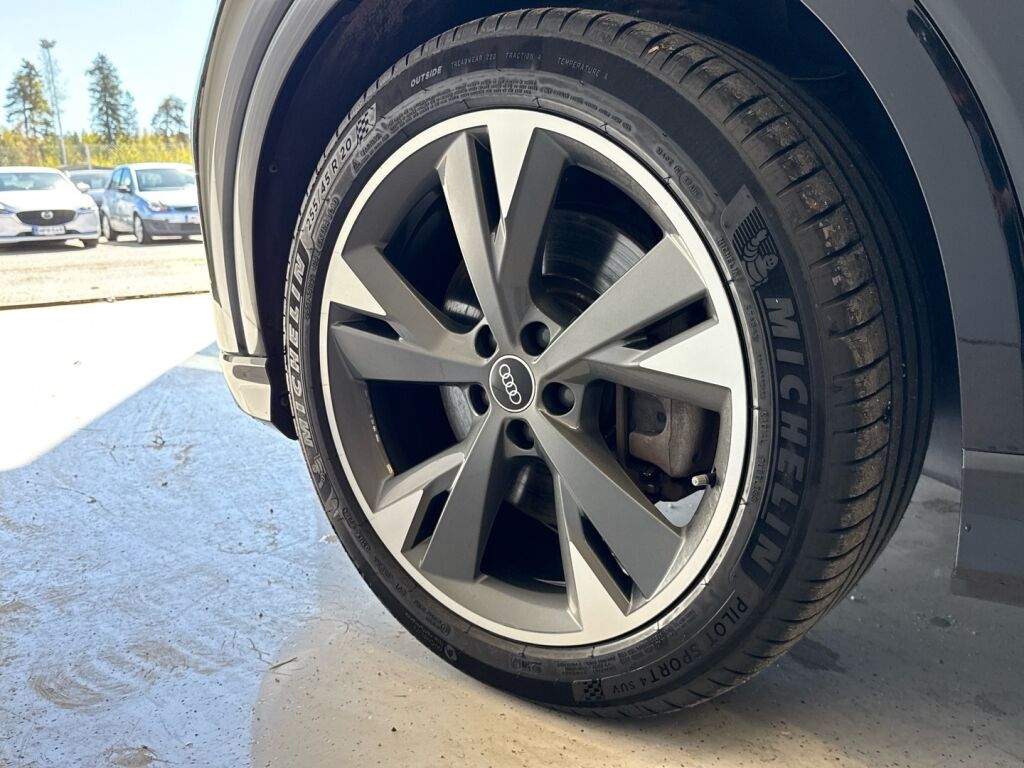 Audi Q4 e-tron 2022 Musta