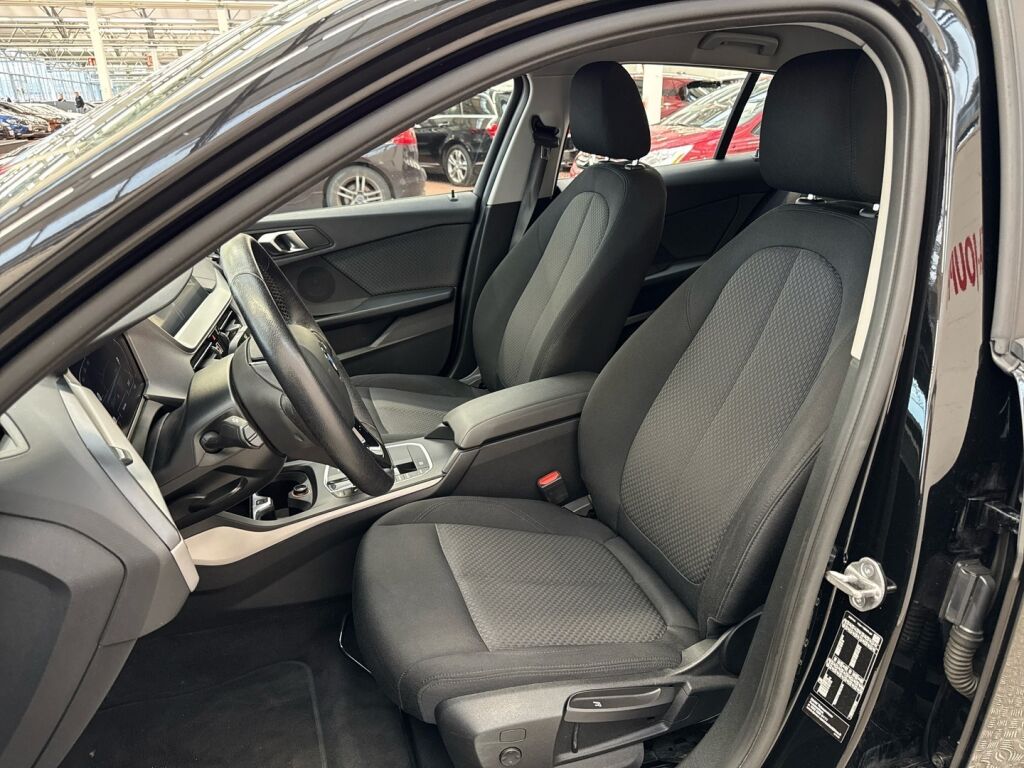 BMW 118 2022 Musta