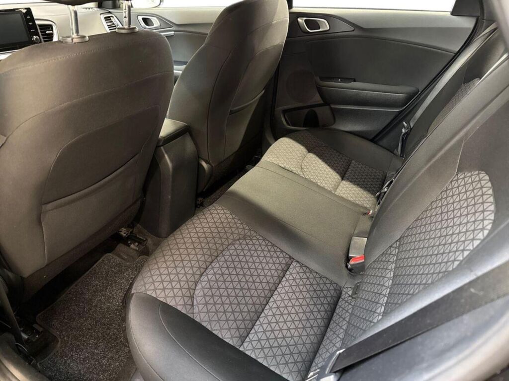 Kia Ceed 2021 Musta