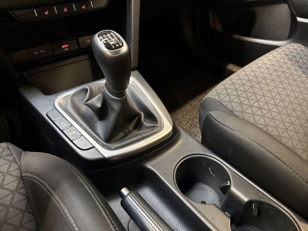 Kia Ceed 2021 Musta