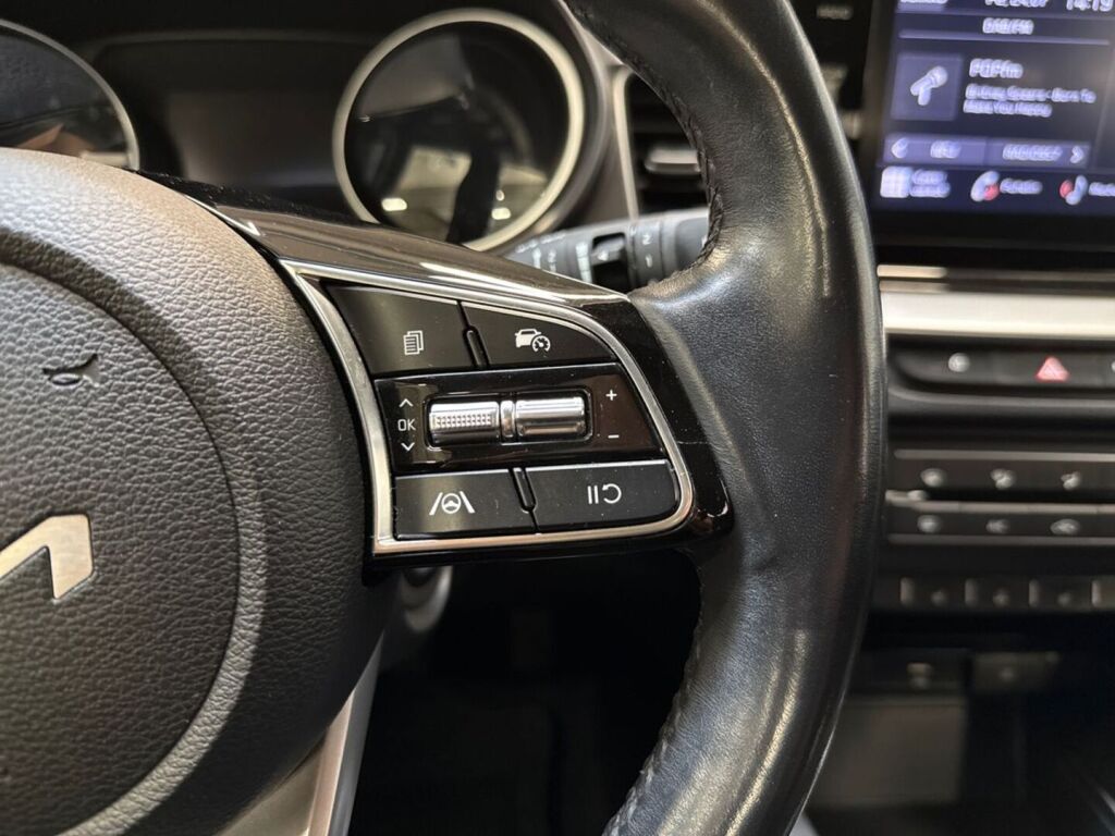 Kia Ceed 2021 Musta