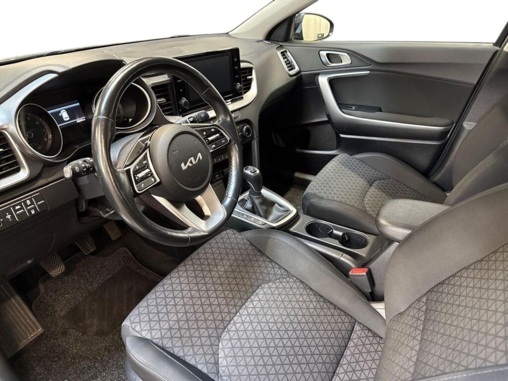 Kia Ceed 2021 Musta