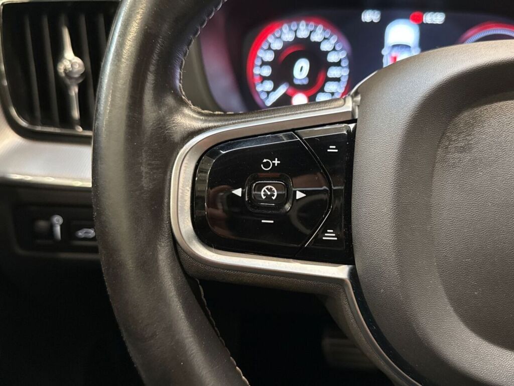 Volvo XC60 2020 Sininen